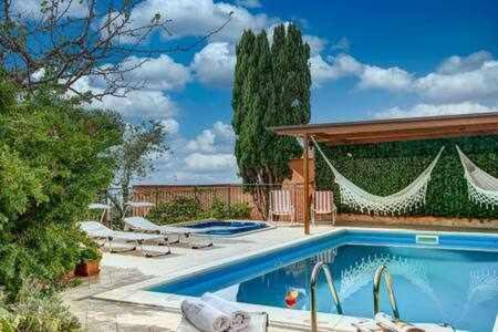 Gocce Villas - Villa De Flores Country Style Villa With Pool มัสซาลูเบรนเซ ภายนอก รูปภาพ