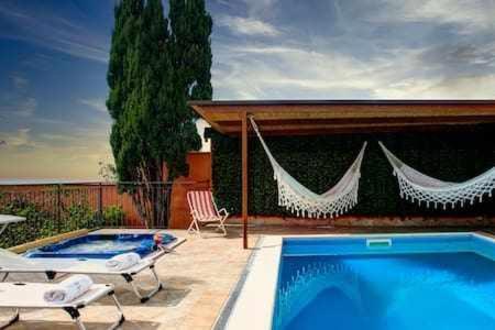 Gocce Villas - Villa De Flores Country Style Villa With Pool มัสซาลูเบรนเซ ภายนอก รูปภาพ
